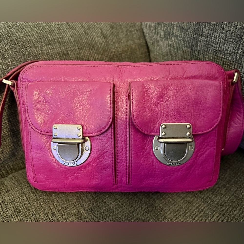 Fossil Fuchsia Leather Crossbody Bag used no smell or damage.